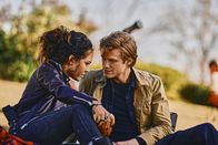 MacGyver – Riley Davis (Tristin Mays, l.); Angus MacGyver (Lucas Till, r.)