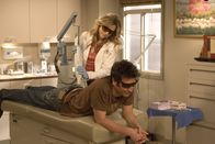 How I Met Your Mother – Ted (Josh Radnor, r.) hat sich in die Hautärztin Stella (Sarah Chalke, l.) verguckt, die ihm in zehn Sitzungen ein Tattoo entfernen soll - wird er bei ihr auch landen können?