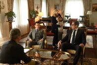 Bull – (v.l.n.r.) Victor Harper (Adam LeFevre); Benny Colón (Freddy Rodríguez); Sandy Harper (Debra Monk); Lila Reed (Delilah Rose Pellow); Dr. Jason Bull (Michael Weatherly)
