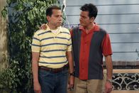 Two and a Half Men – Charlie (Charlie Sheen, r.) hofft, dass Alan (Jon Cryer, l.) zu Lyndsey zieht. Doch wird sein Wunsch in Erfüllung gehen?