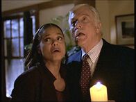 Diagnose: Mord – Amanda (Victoria Rowell, l.) und Mark (Dick Van Dyke, r.), die zu Besuch in dem abgelegenen Haus von Vivien sind, hören im oberen Stock merkwürdige Geräusche.