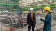 SOKO Wismar – Tanja Hoffmann (Kathrin Kühnel, l.), Falk Schöllers Teamleiterin, gibt zu, dass sie in ihn verliebt ist. Aber er hat ihr einen Korb und seiner Ehe eine zweite Chance gegeben. Hat Tanja Hoffmann die Zurückweisung nicht länger ertragen und sich an ihm gerächt? Karoline Joost (Nike Fuhrmann, r.) befragt sie.