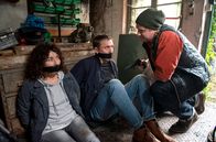 Großstadtrevier – Lebensgefahr: Harry Möller (Maria Ketikidou, l.) und Piet Wellbrook (Peter Fieseler, M.) sind dem Drogenhändler "Schneemann" (Julian Greis, r.) in die Falle gegangen.