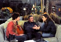 Rote Rosen – ARD ROTE ROSEN FOLGE 1662 Uhr im ERSTEN. Merle (Anja Franke, l.) und Rainer (Christian Maria Goebel, M.) sehen ihre Reisepläne gefährdet: Rieke (Anika Lehmann, r.) will nicht die Geschäftsführung der Gärtnerei übernehmen!