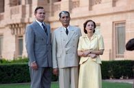 Der Stern von Indien – Lord Louis Mountbatten (Hugh Bonneville, li.) und Lady Edwina Mountbatten (Gillian Anderson, re.) ehren Mohammed Ali Jinnah (Denzil Smith, Mi.), den sie zu einem politischen Treffen willkommen heißen.