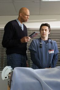 Scrubs - Die Anfänger – J.D. (Zach Braff, r.) macht die Bekanntschaft des ehemaligen Basketballstars Kareem Abdul-Jabbar (Kareem Abdul-Jabbar, l.) ...
