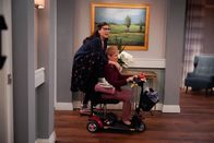 Call Me Kat – Kat (Mayim Bialik, l.); Barbara (Bea Nordella, r.)