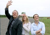 Der Winzerkönig – Thomas (Harald Krassnitzer, links), Paul (Achim Schelhas, rechts) und Claudia (Susanne Michel) schauen zu, wie Blasius' Kleinflugzeug zum Rundflug startet.