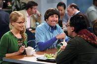 The Big Bang Theory – Howard (Simon Helberg, M.) bringt seine neue Freundin Bernadette (Melissa Rauch, l.) zum Abendessen zu seinen Freunden Leonard (Johnny Galecki, r.), Sheldon und Raj mit. Dabei muss sie am eigenen Leib erfahren, wie verschroben Sheldon ist ...