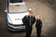 Notruf Hafenkante – Franzi (Rhea Harder-Vennewald) und Hans (Bruno F. Apitz) versuchen auf Melody einzureden, die auf einem Terrassengeländer im 10. Stock sitzt.