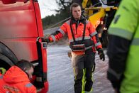 Ice Road Rescue - Extremrettung in Norwegen – Ole Henrik talks to the truck driver. (National Geographic)