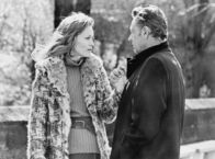 Network – Diane Christenson (Faye Dunaway) und ihr Chef Max Schumacher (William Holden) treffen sich privat im Park. Diane schmiedet aber schon an ihrer Karriere - sie will den Posten ihres Vorgesetzten übernehmen.