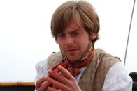 Charles Darwin – Charles Darwin (Sven Hussock) untersucht die Meeresfauna.