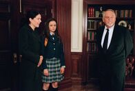 Gilmore Girls – Gleich an Rorys (Alexis Bledel, M.) erstem Schultag an der Chilton geht einfach alles schief und dank Lorelai (Lauren Graham, l.) hinterlässt Rory nicht nur wegen ihres Zuspätkommens sofort einen schlechten Eindruck bei Direktor Charleston (Dakin Matthews, r.) ...