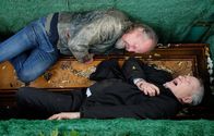 In aller Freundschaft – Nachdem die beiden Brüder Thomas (Falk Rockstroh (unten) und Wolfgang Brünn (Paul Faßnacht, oben) sich nach Jahrzehnten am Grab ihrer Mutter wiedergetroffen hatten, sind sie sofort aneinandergeraten. Die Handgreiflichkeit führte sogar so weit, dass beide ins offene Grab der Mutter gestürzt sind und sich verletzt haben.