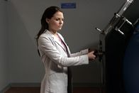 Dr. House – Dr. Allison Cameron (Jennifer Morrison) hat es mit einem äußerst seltsamen Fall zu tun: Eine Nonne klagt über Stigmata-ähnliche Male an den Händen.