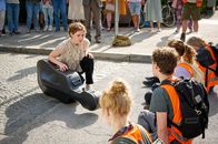 neoriginal: Aufgestaut – Auch Cellistin Ava (Nadja Sabersky, l.) landet auf dem Weg zum Vorspiel im Stau und gerät in eine Zwickmühle: Eigentlich unterstützt sie das Anliegen der Protestierenden, aber hier geht es um ihre Zukunft!