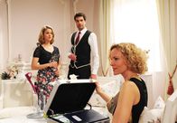Sturm der Liebe – ARD STURM DER LIEBE FOLGE 1586 Uhr im ERSTEN. Als Natascha (Melanie Wiegmann, r.) Marlene (Lucy Scherer, l.) und Konstantin (Moritz Tittel, M.) ihre Noten zeigen will, bemerkt sie, dass ihr Koffer verwechselt wurde ...