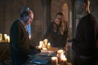 The Strain – Auf Setrakian (David Bradley, l.), Dutch (Ruta Gedmintas, M.) und auch Eph (Corey Stoll, r.) wartet eine harte Zeit, als sie sich auf die Suche nach dem Master begeben ...