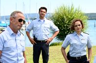 WaPo Bodensee – ARD WAPO BODENSEE FOLGE 44, "Helden" Uhr im ERSTEN. Paul Schott (Tim Wilde, l.), Jakob Frings (Max König, M.) und Julia Demmler (Wendy Güntensperger, r.) müssen den Tod des technischen Leiters, der örtlichen DLRG-Station aufklären.
