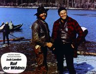 Der Ruf der Wildnis – Pete (Raimund Harmstorf, l.) und John Thornton (Charlton Heston, r.) begeben sich auf Goldsuche, um die Chance zu ergreifen, reich zu werden. Es beginnt ein gefährliches Abenteuer, bei dem sie Minusgraden, Korruption und Gewalt trotzen müssen.