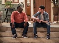 The Neighborhood – Calvin Butler (Cedric the Entertainer, l.); Dave Johnson (Max Greenfield, r.)
