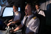 Mayday - Alarm im Cockpit – Kapitän Kevorkian (gespielt von Jeffrey Knight), Erster Offizier Snyder (gespielt von Bruce Pringle) und Flugingenieur-Azubi Oliver Krick (gespielt von Andrew Chapman) im Cockpit von TWA-Flug 800. (Bildnachweis: Cineflix/Darren Goldstein)
