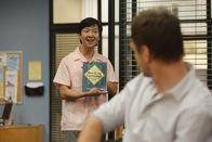 Community – Das seltsame Verhalten von Chang (Ken Jeong, l.) scheint kein Ende zu nehmen. Jeff (Joel McHale, r.) vertraut dem angeblich Amnesie-Kranken immer noch nicht ganz ...
