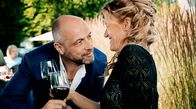 Der letzte Wille – Karl (Christian Koerner, li.) bemüht sich um Ella (Janna Striebeck), und die ist gar nicht abgeneigt. Sie weiß ja auch nicht, dass er ihr Konkurrent ums Erbe ist.