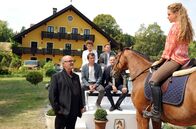 Reiterhof Wildenstein – Rike (Klara Deutschmann, re.) reitet "Jacomo" und versucht die Investoren Hubertus Steckmann (Alexander E. Fennon, 2.v.re.) und Richard Muerer (Rolf Sarkis, li.) zu überzeugen. Ihre Mutter Elsa (Ulli Maier, 2.v.li.), ihr Bruder Ferdinand (Shenja Lacher) und Christian (Alexander Khuon, 3. v. li.) schauen zu.