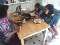 Ich bin Ich – May-Lin (2.v.l.) hat ihre Oma (li.) zum Essen eingeladen. Sie ist sehr gespannt, ob ihrer Oma die selbstgekochten Nudeln schmecken.