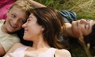 Close – Léo (Eden Dambrine, links) und Rémi (Gustav De Waele) erleben einen wunderschönen Sommer miteinander. Rémis Mutter Sophie (Émilie Dequenne) ist froh über die Freundschaft ihres introvertierten Sohnes mit dem fröhlichen Léo.