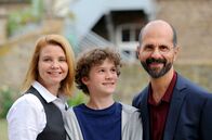 Hotel Heidelberg – ARD Degeto HOTEL HEIDELBERG - KINDER, KINDER! Uhr im ERSTEN. Mehr als ein Patient: Annette (Annette Frier) bemerkt, dass sich Ingolf (Christoph Maria Herbst) intensiv um den 14-jährigen Waisenjungen Ole (Nico Kleemann) kümmert.