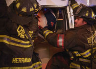 Chicago Fire – Chicago Fire Professionelle Höflichkeit - Professional Courtesy Staffel 1, Episode 3 Dramatische Bergung : Taylor Kinney als Kelly Severide