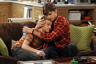 Two and a Half Men – Walden (Ashton Kutcher, r.) und Alan geraten ins Kreuzfeuer, als Jake (Angus T. Jones, l.) seine Freundin mit deren 18-jähriger Tochter betrügt ...