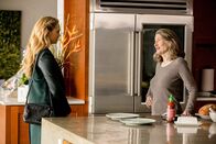 The Good Doctor – (v.li.): Fiona Gubelmann (Dr. Morgan Reznick), Annette O’Toole (Caroline Reznik).
