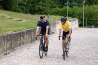 Terra Xplore – Psychologe Leon Windscheid (l.) und der ehemalige Radrennprofi Jan Ullrich (r.) auf einer gemeinsamen Fahrradtour.