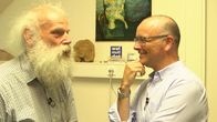 SMS - Schwanke meets Science – Der Dendrochronologe Karl-Uwe Häußner (links) vom Deutschen Archäologischen Institut half auch schon bei der Entlarvung von Kunstfälschungen, zum Beispiel wenn die Fälscher zu junges Holz für die Rahmen oder Leisten der vorgeblich alten Meisterwerke verwendeten, erzählt er Karsten Schwanke.