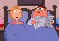 Family Guy – (5. Staffel) - Muss sich Lois (l.) jetzt Sorgen machen? Ihr Mann Peter (r.) liest im Bett ...
