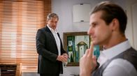 Sturm der Liebe – Christoph (Dieter Bach, hinten) und Paul (Sandro Kirtzel, vorne) spekulieren, womit Markus Alexandra unter Druck setzt.