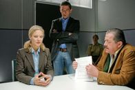 Die Rosenheim-Cops – Isabel Mahler (Tessa Mittelstaedt) spürt, dass ihr die Kommissare Lind (Tom Mikulla, mi.) und Hofer (Joseph Hannesschläger, re.) nicht glauben.