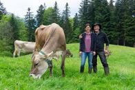 Heimatleuchten – Josef Gmeiner und seine Lebensgefährtin Bianca Lukasik auf der "Vorsäß" Bizau, der Vorstufe zur Hochalpe im Bregenzerwald.