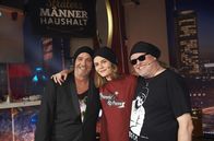 Sträters Männerhaushalt – Gastgeber Torsten Sträter (l) mit den Gästen Hazel Brugger, Komikerin und Kabarettistin, und Markus Krebs, Stand-up-Comedian.
