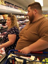 Mein Leben mit 300 kg – Randy shopping at the grocery store with his sister Danielle.