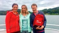 alpha-expedition: Wunderschön! – „Wunderschön“-Ruhrradler Anne Willmes und Stefan Pinnow treffen Ruhrtalradweg-Expertin Sandra Wolfson (Mitte) am Hennesee.