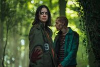 neoriginal: Generation Z – Finn (VioIa Prettejohn) kümmert sich im Wald um den mittlerweile ebenfalls infizierten Steff (Lewis Gribben).