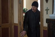 The Exorcist – Kurz bevor der Papst nach Chicago kommt, versuchen Pater Marcus (Ben Daniels) und seine Verbündeten, weitere Katastrophen abzuwenden und dem Bösen endlich auf die Schliche zu kommen ...