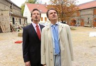 Die Stein – hr-fernsehen DIE STEIN (20), Schein und Sein, 26-teilige Fernsehserie, Deutschland 2008 - 2011 Uhr. Alexander Fumetti (David C. Bunners, l.) zeigt Investor Manfred Renner (Klaus Schreiber, r.) den Reiterhof. Überall liegt Gerümpel und Unrat.