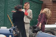 Father Brown – Lady Felicia (Nancy Carroll, M.) muss mit ansehen , wie die wütende Harriet Welsby (Ameila Lowdell, l.) Audrey MacMurray (Tracy Ann Oberman, r.) ins Gesicht schlägt. Harriet ist davon überzeugt, dass Audry Schuld am Tod ihres Mannes trägt.