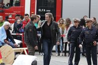 SOKO Wien – Major Carl Ribarski (Stefan Jürgens, M. ) spricht mit Leonhard Mayringer (Thomas Schubert, l.) über die Festnahme seines Bruders Viktor.
